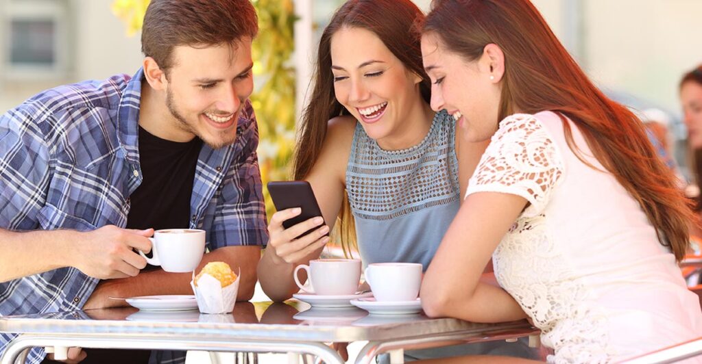 modi di usare facebook, gruppi di ragazzi al bar usano social network