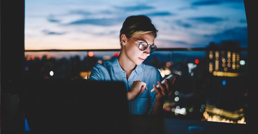 sito web liberi professionisti, donna imprenditrice controlla il suo sito web