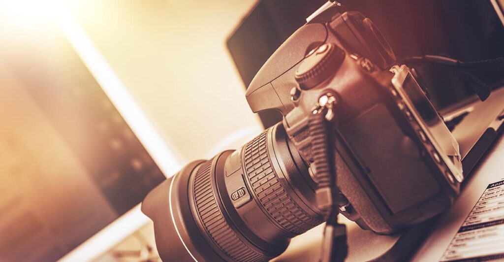 servizio fotografico per sito web, macchina fotografica davanti a monitor PC