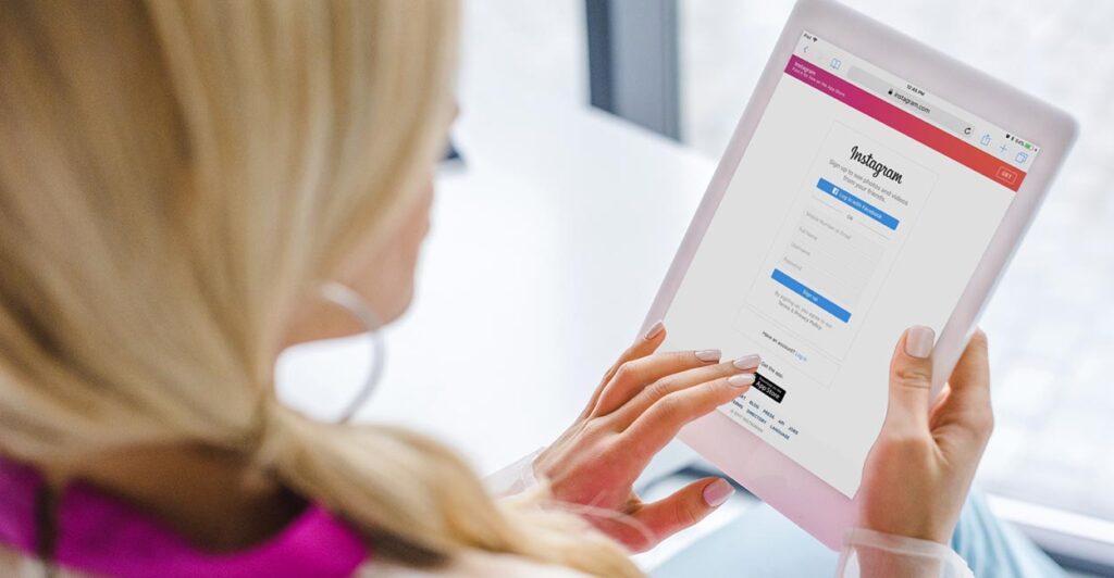 profilo instagram attività locali, donna sta per aprire il profilo