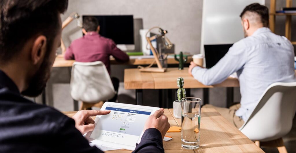 pagina facebook per liberi professionisti, freelance al lavoro