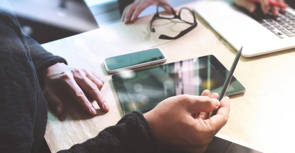componenti sito web aziendale, sviluppatore con matita e tablet