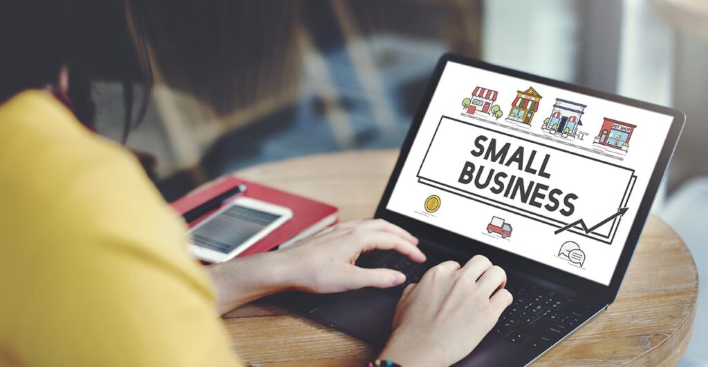 social local marketing, donna studia strategia al pc