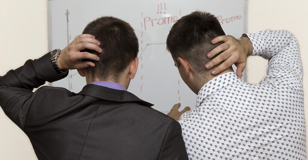 promuovere post facebook, errori, due ragazzi perplessi