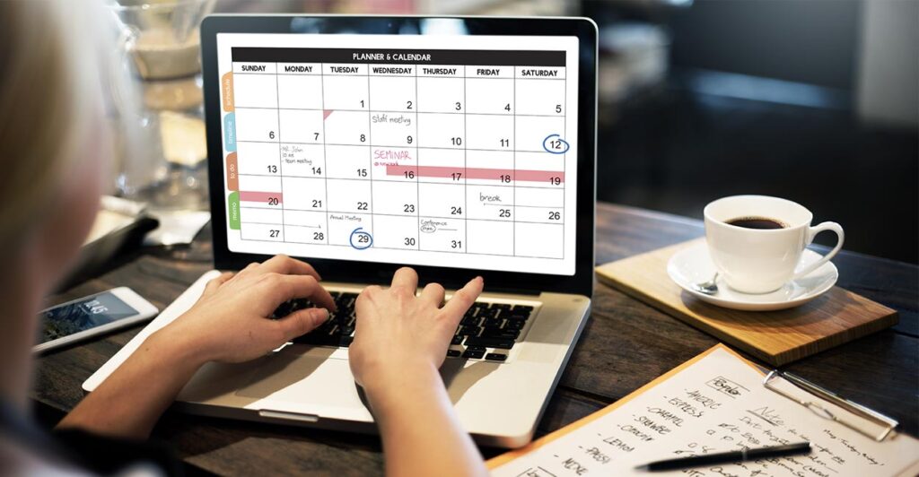 calendario editoriale social liberi professionisti, donna al lavoro
